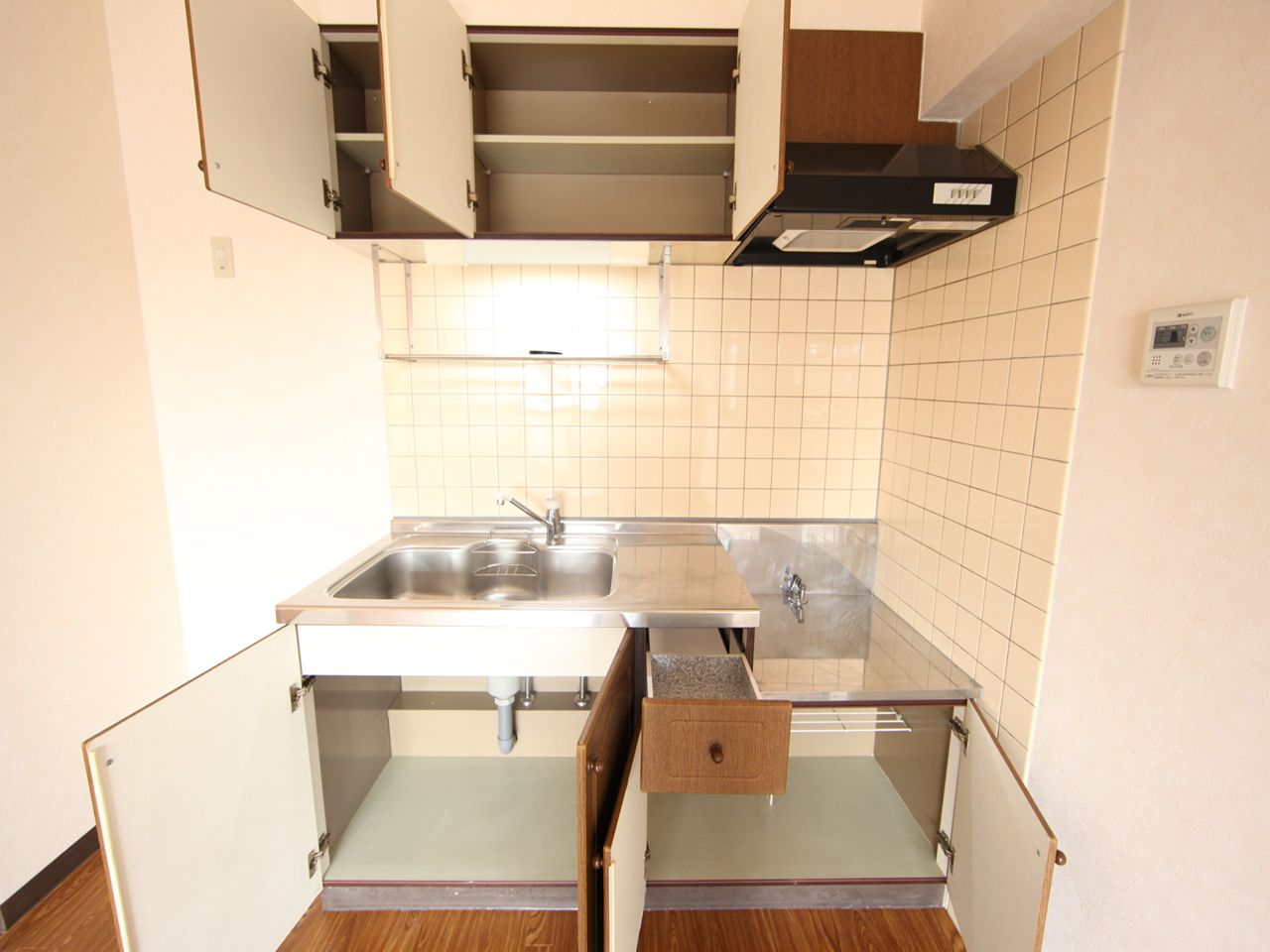 Kitchen. Kitchen (gas two-burner stove installation Allowed)