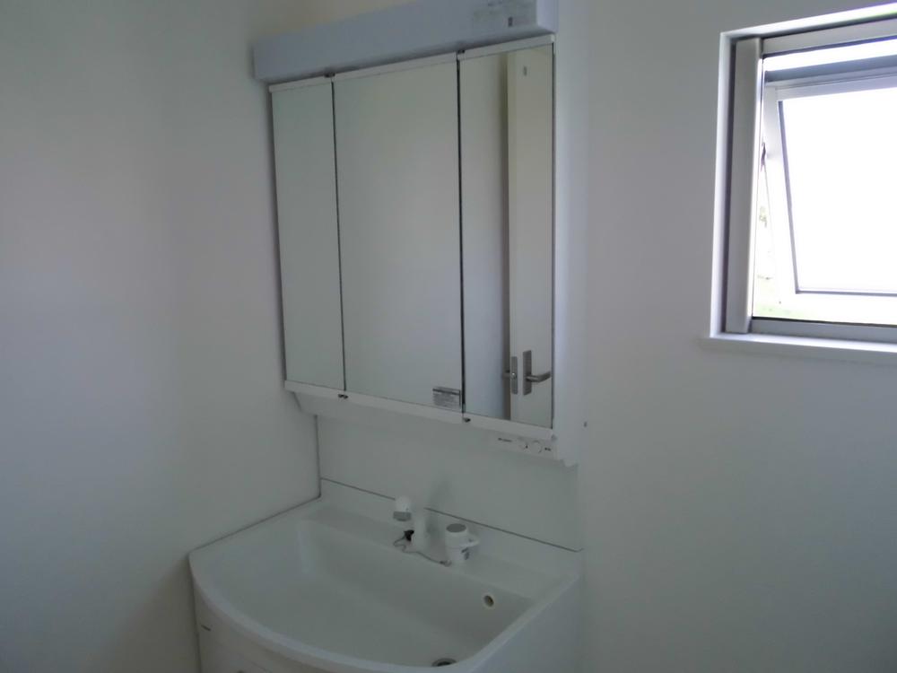 Wash basin, toilet. Wash