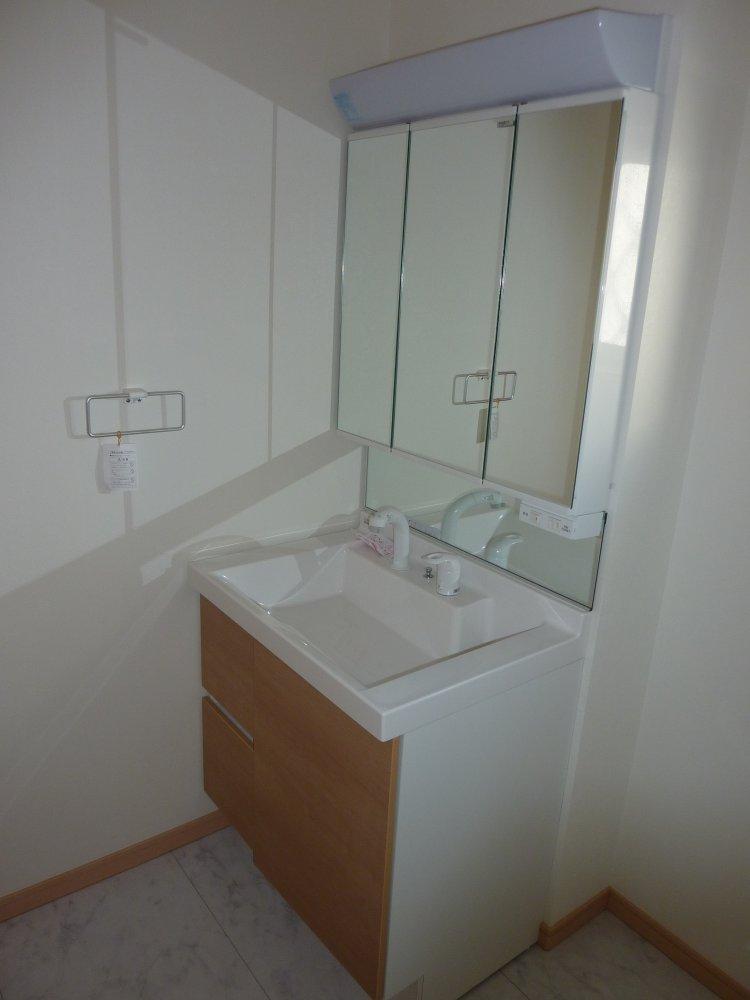 Wash basin, toilet. Building 2 room (December 2013) Shooting