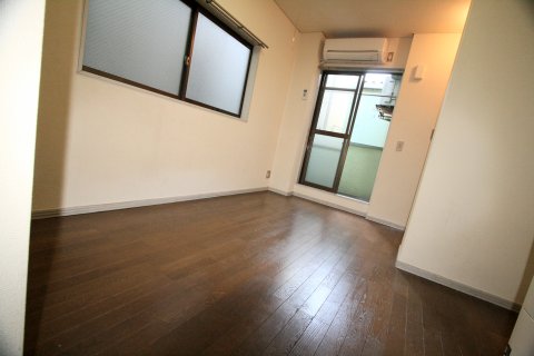 Living and room. There is the opening (window) is two places lighting ・ It is ventilation OK.