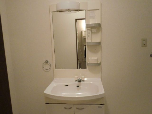 Washroom. Washbasin large! Mirror is also large! 