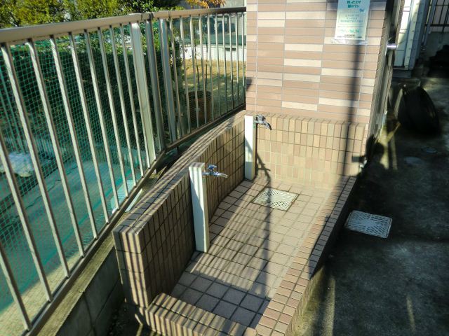 Other room space. There is a pet washing place at the entrance! 