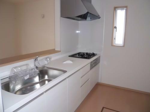 Kitchen. Face-to-face kitchen bouncing of conversation