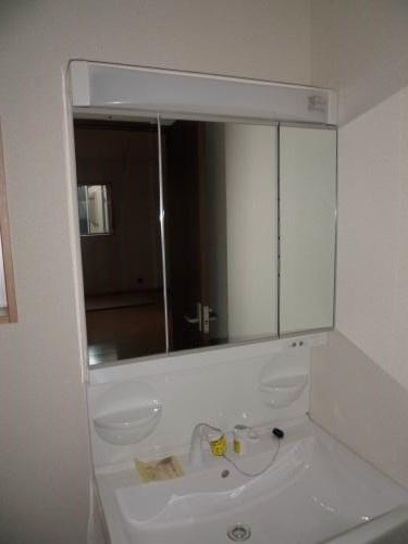 Wash basin, toilet. Three-sided mirror