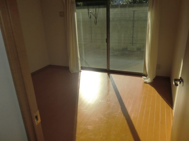 Living and room. Bright Interoceanic! What about the bedroom?