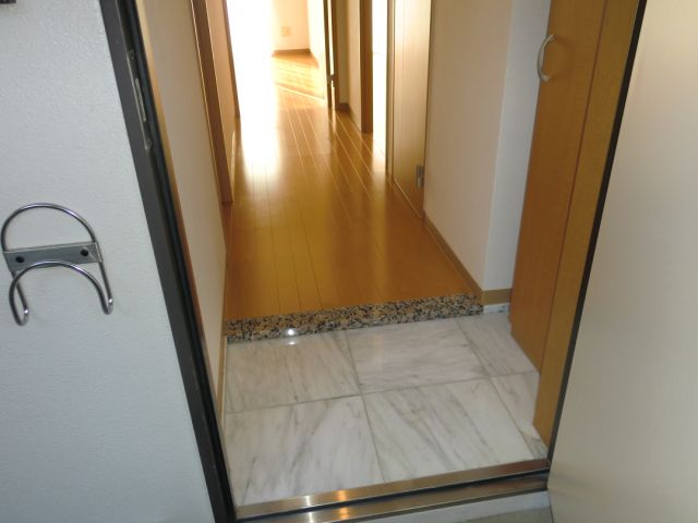 Entrance. Spacious entrance!
