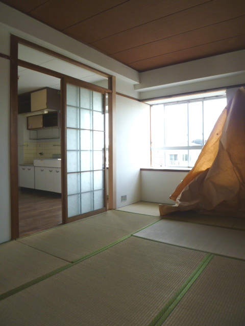 Living and room. Japanese-style room 7.5 quires There is a bay window