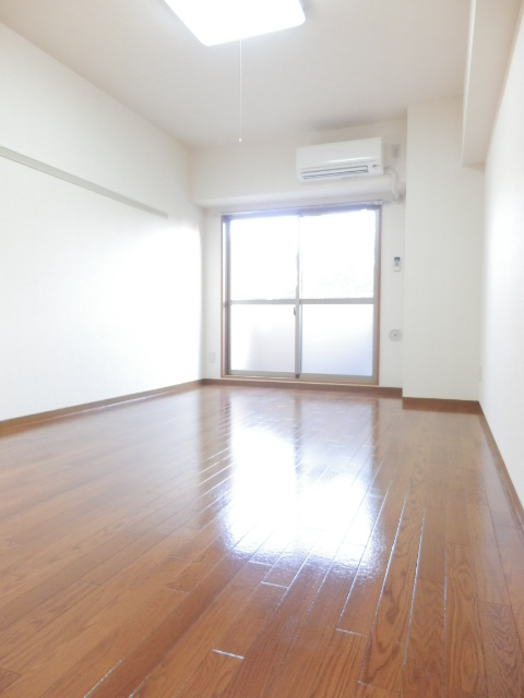 Living and room.  ☆ It is spacious size of the room ☆