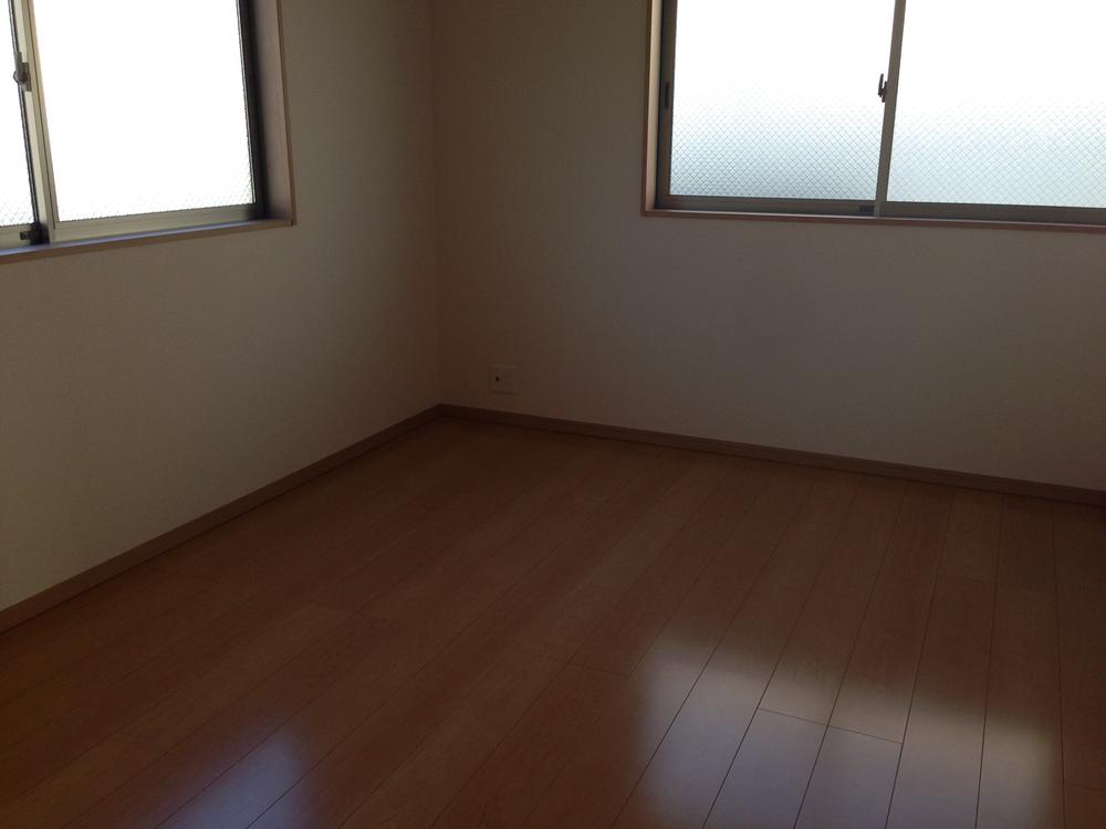 Non-living room. 6 Pledge Western-style