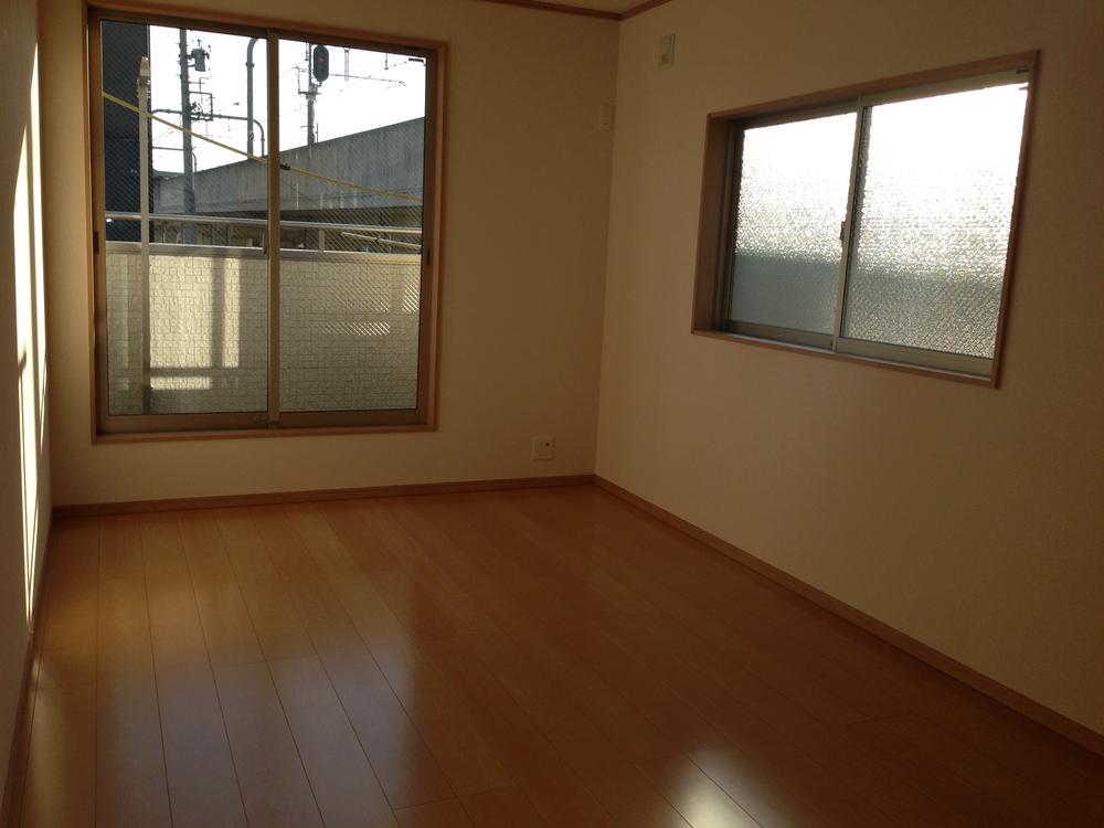 Non-living room. 6 Pledge Western-style (2)