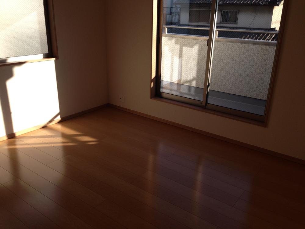 Non-living room. 9 Pledge Western-style