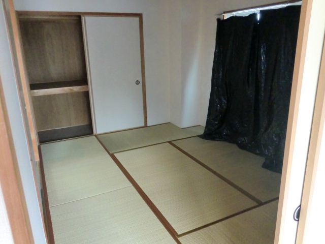 Living and room. Japanese-style room to settle! 