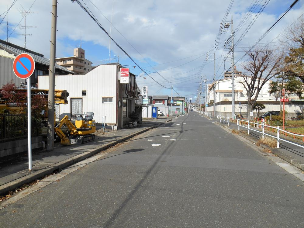 Local photos, including front road. Front road spacious A quiet residential area