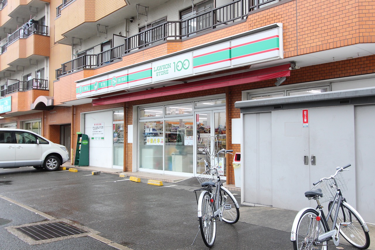 Convenience store. 535m until the Lawson Store 100 admission store (convenience store)