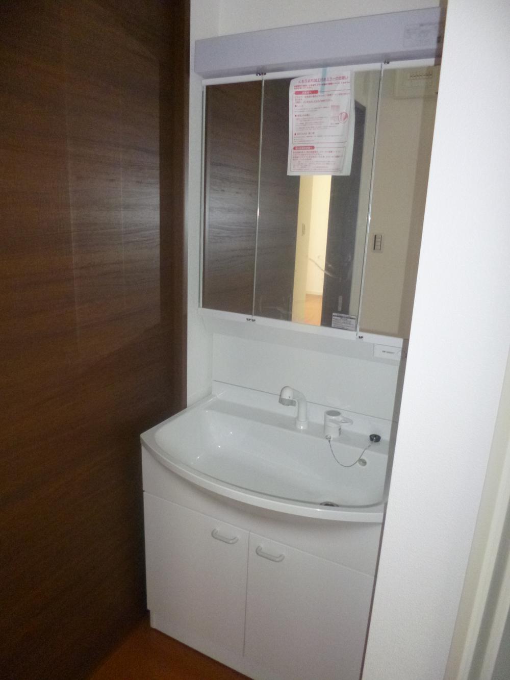 Wash basin, toilet.  ☆ Completion ☆ (July 19, 2013)