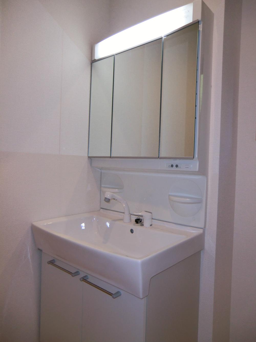 Wash basin, toilet. ◇ wash basin ◇  Three-sided mirror Shampoo dresser