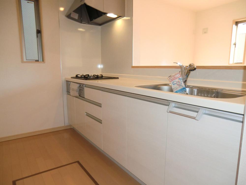 Kitchen. ◇ Kitchen ◇ Popular counter ・ Artificial marble top ・ Water purifier integrated faucet ・ Quiet specification sink ・ Si sensor stove (three-necked) ・ Underfloor storage, etc.