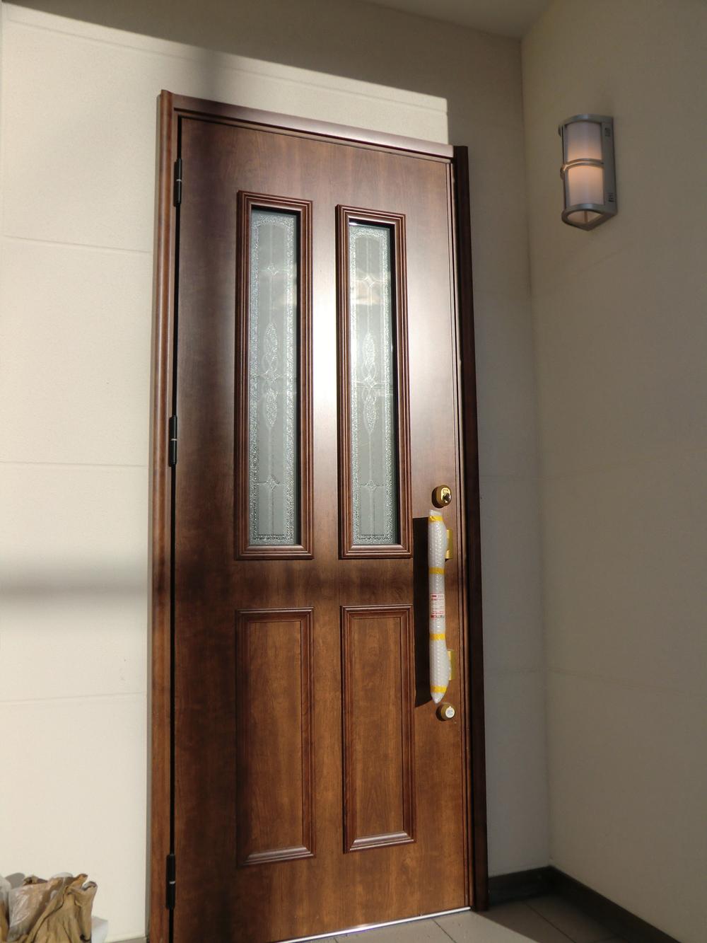 Entrance. ◇ entrance door ◇ Picking measures with door