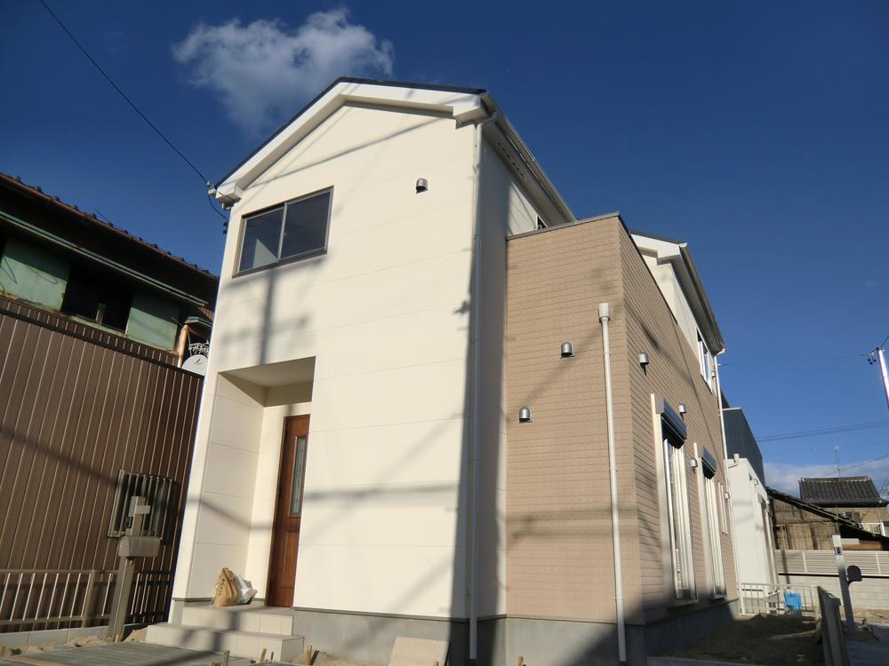 Local appearance photo. Imposing completed! ! You can preview tour (of weekday visit also OK) Parking parallel two OK None south building, Yang per good! ! Local (December 12, 2013) Shooting