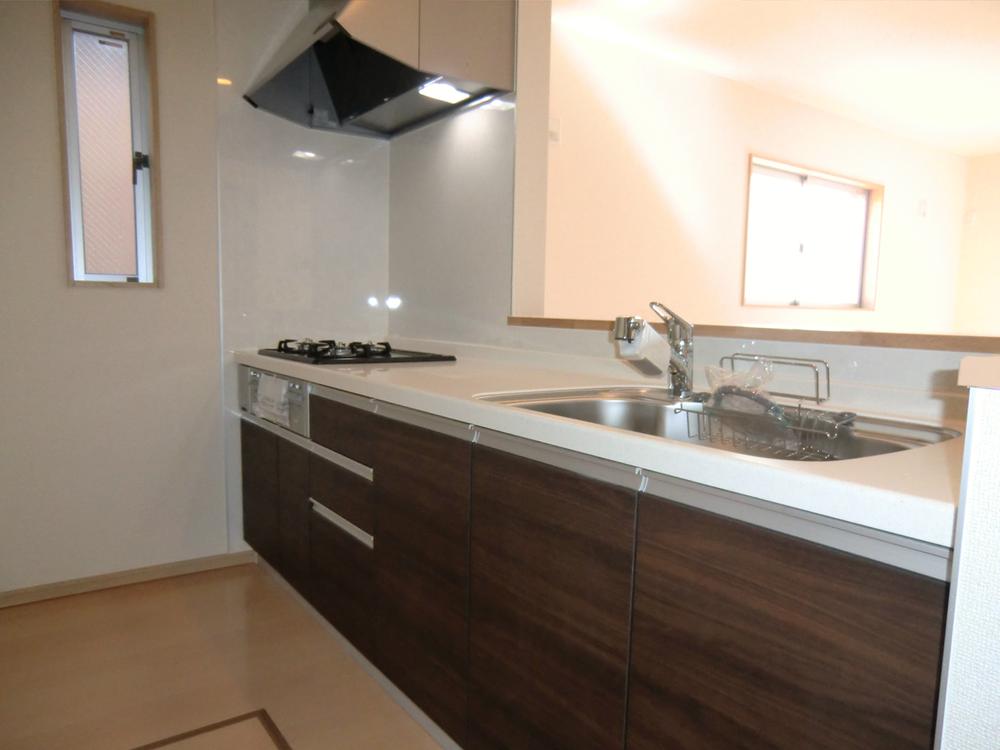 Same specifications photo (kitchen). ◇ Kitchen ◇ Popular counter formula ・ Artificial marble top system Kitchen ・ Water purifier integrated faucet (all-in-one hand shower) ・ Quiet specification sink ・ Si sensor stove (three-necked) ・ Underfloor storage, etc.