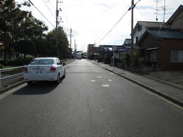 Local photos, including front road. East front road 1 2013 November 14 shooting