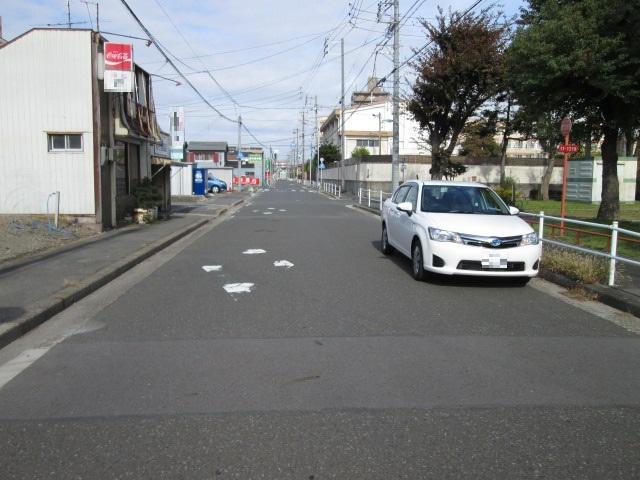 Local photos, including front road. East front road 2 2013 November 14 shooting