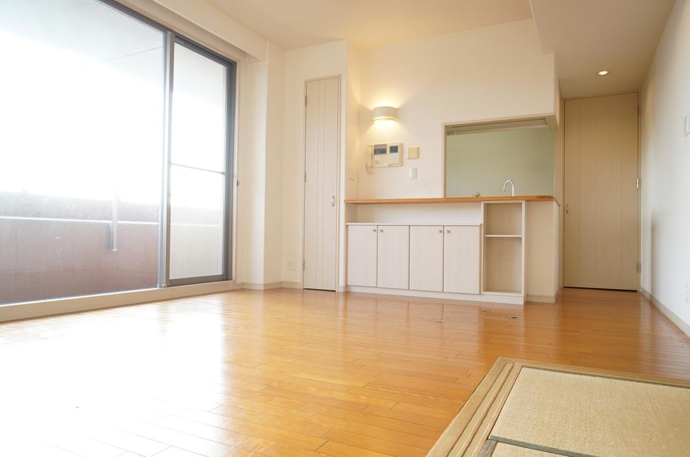Living.  ■ It is a bright living room with a large opening