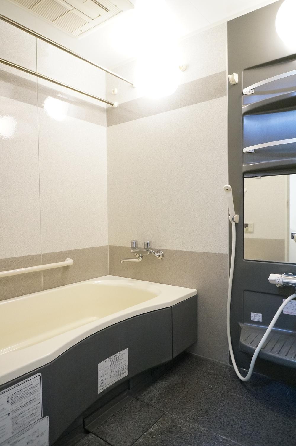 Bathroom.  ■ Modern bathroom