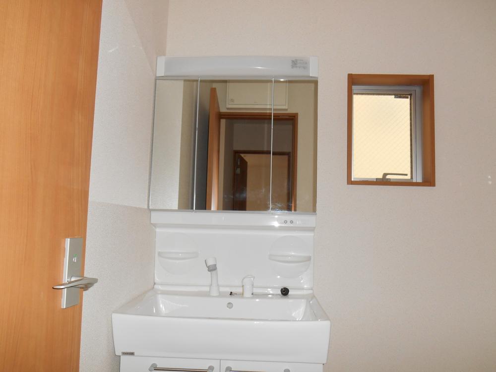 Wash basin, toilet. Three-sided mirror with vanity dresser