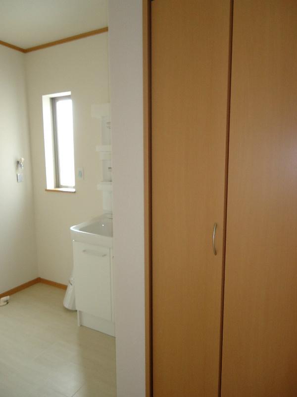 Receipt. Bathroom storage