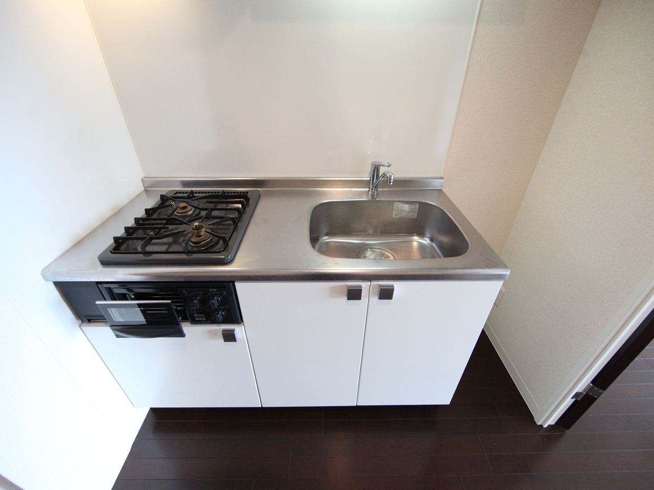 Kitchen. System kitchen (gas two-burner stove ・ With grill)