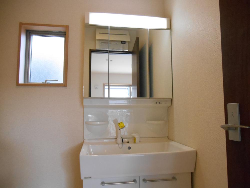 Wash basin, toilet. Three-sided mirror with vanity dresser