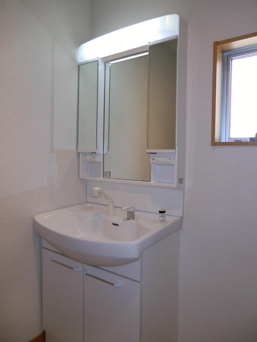 Wash basin, toilet. ◇ wash basin ◇  Three-sided mirror Shampoo dresser 