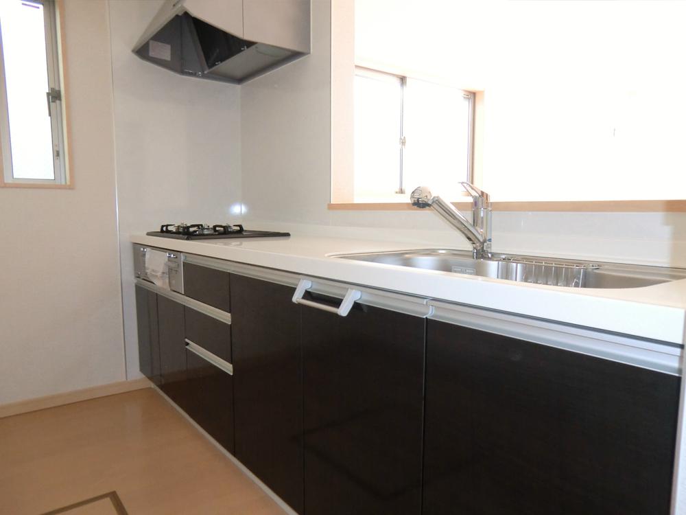 Same specifications photo (kitchen). ◇ Kitchen ◇ Popular counter formula ・ Artificial marble top system Kitchen ・ Water purifier integrated faucet (all-in-one hand shower) ・ Quiet specification sink ・ Si sensor stove (three-necked) ・ Underfloor storage, etc.