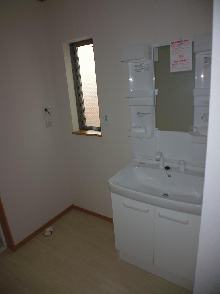 Wash basin, toilet. 1 Building 2013.8.30 shooting