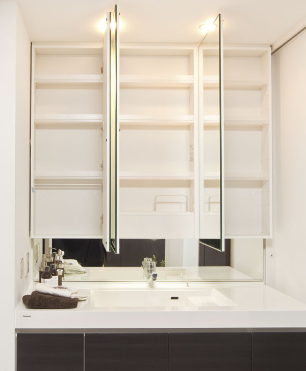 Bathing-wash room.  [Three-sided mirror vanity] Mirror of the bath rising is always clear. The back of the large triple mirror has become the storage space (same specifications)