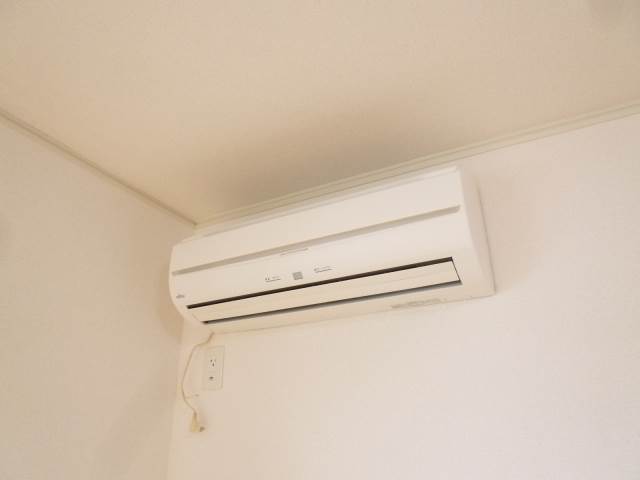 Other Equipment. Air conditioning (The photograph is an image)