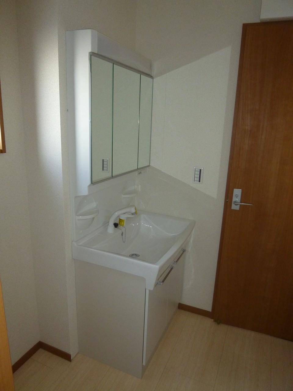Wash basin, toilet.  ◆ Shampoo dresser ◆ 