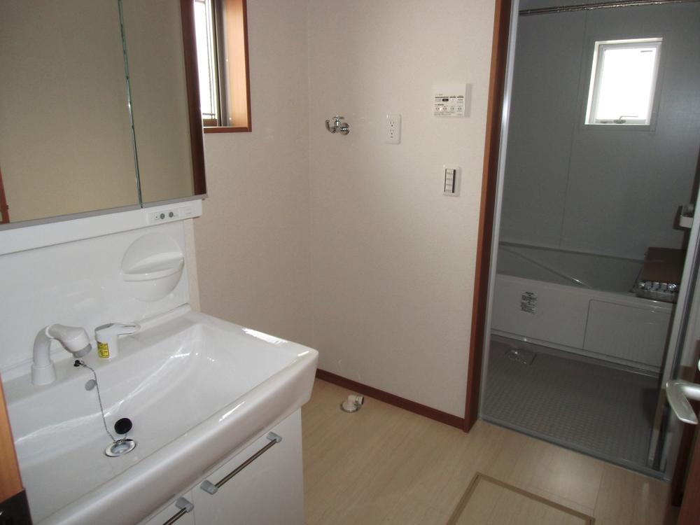 Wash basin, toilet