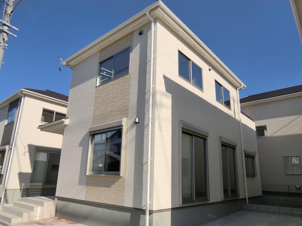 Local appearance photo. ◇ 4 Building ◇ Imposing completed! ! You can preview tour (of weekday visit also OK) Site about 37 square meters Zenshitsuminami direction, Yang per good! ! Parking two OK There is garden space to the south Local (December 12, 2013) Shooting