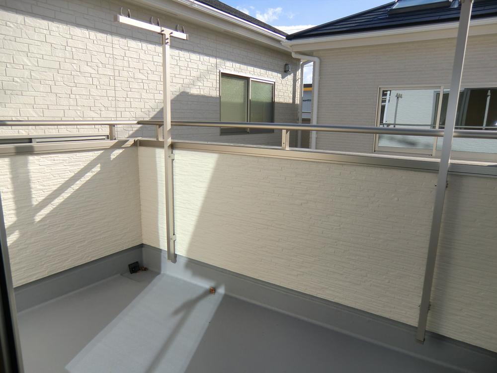 Balcony. ◇ balcony ◇ South balcony