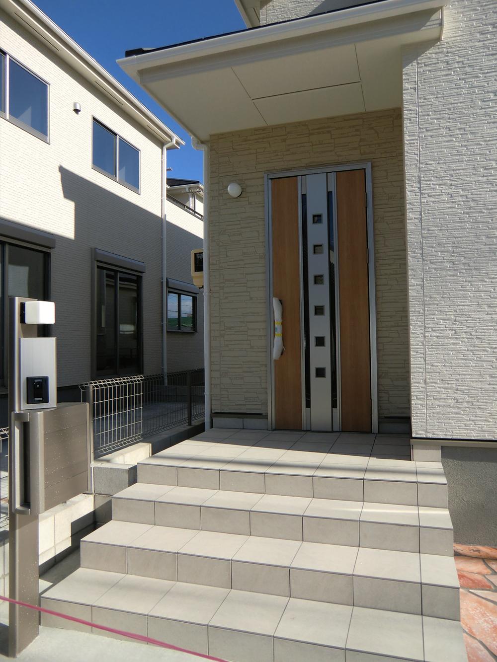 Entrance. ◇ entrance ◇ Fashionable post Convenience ・ High security, electrically locked door Insulated door