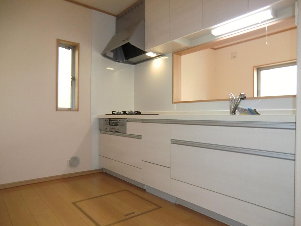 Kitchen. ◇ Kitchen ◇ Popular face-to-face kitchen ・ Artificial marble counter ・ Water purifier built-in hand shower ・ Quiet specification sink ・ Si sensor stove (three-necked) ・ Cupboard hanging with earthquake-resistant latch ・ Underfloor storage, etc.