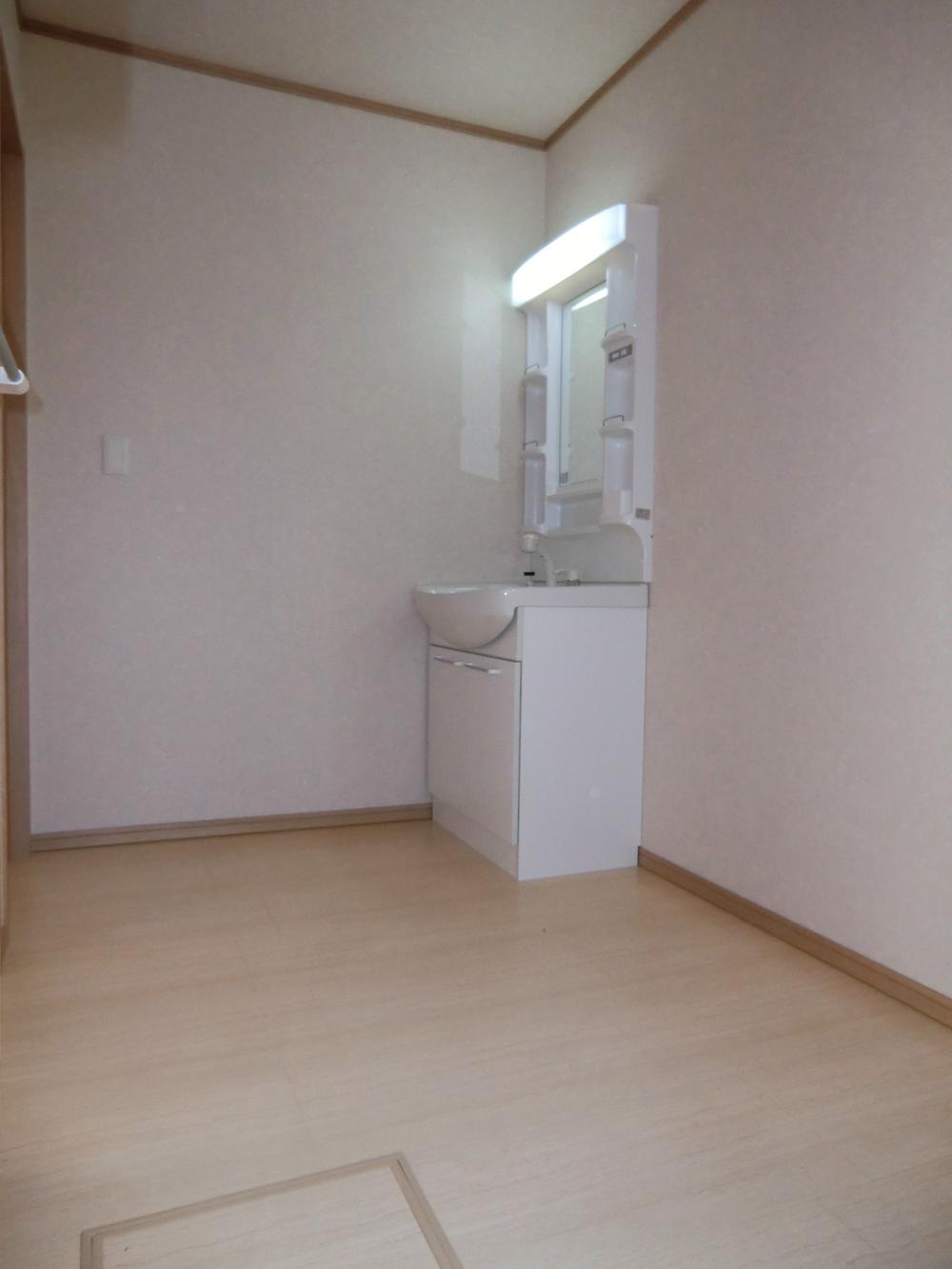 Wash basin, toilet. ◇ wash room ◇ Easy-to-use shampoo dresser Spacious wash room With a convenient under-floor storage