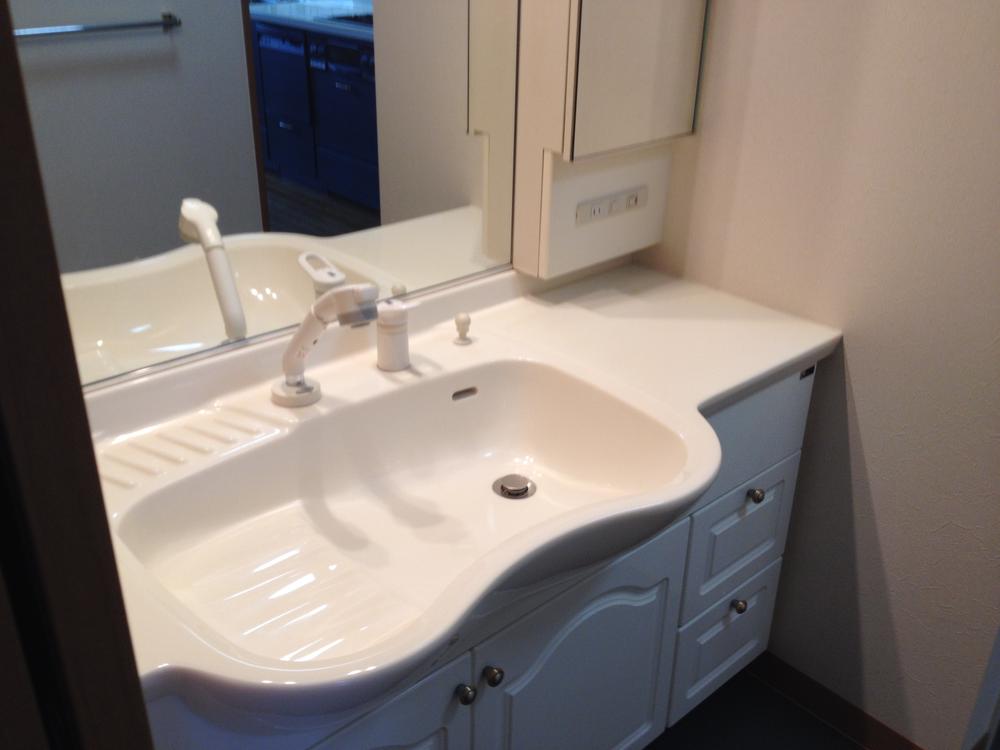 Wash basin, toilet. Also a shower head