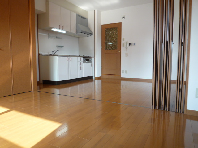 Living and room. It can also be used as a Western-style 15 tatami I open the door ☆