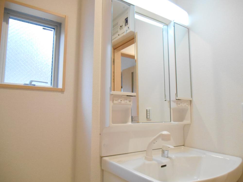 Wash basin, toilet. Three-sided mirror dresser