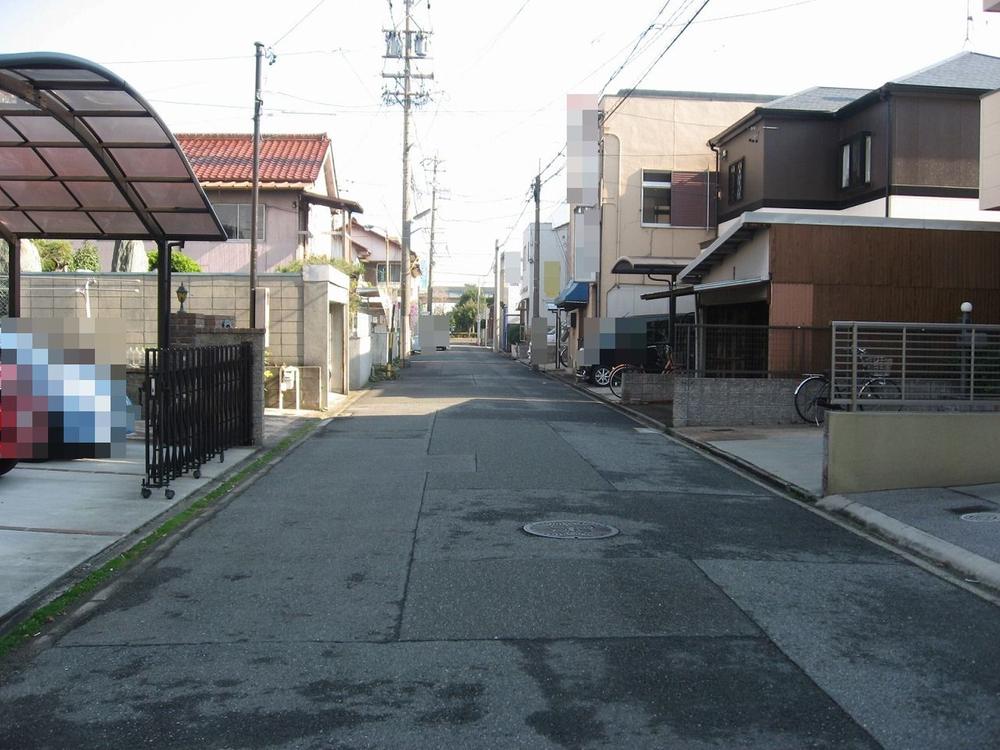 Streets around. Frontal road