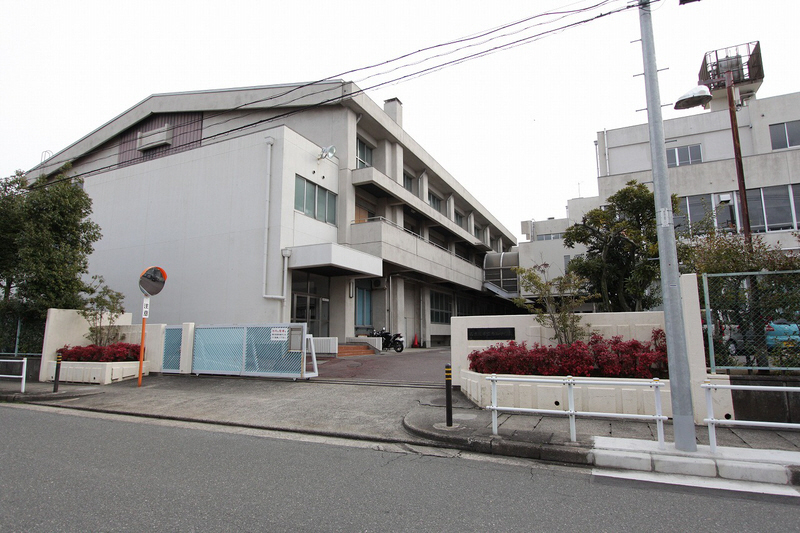 Junior high school. Touchi 1288m until junior high school (junior high school)