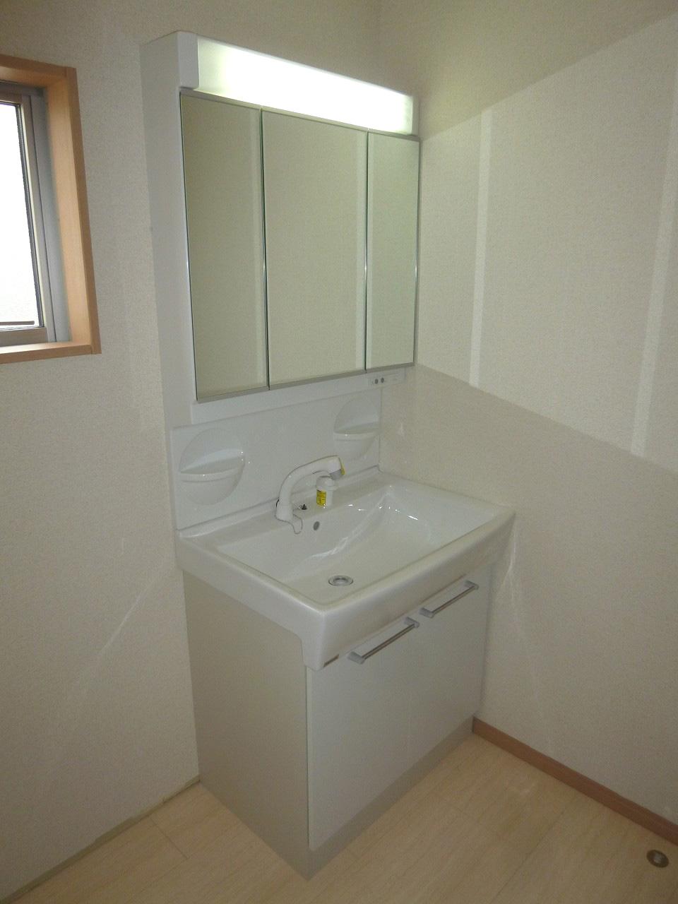 Wash basin, toilet. ◆ Shampoo dresser ◆